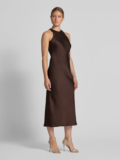 Frauenmodel trägt Abendkleid aus Satin mit Rundhalsausschnitt Modell 'RAVENNA' von VILA, braun, gerader Schnitt, Maxikleid, Ganzkörperansicht von vorne.