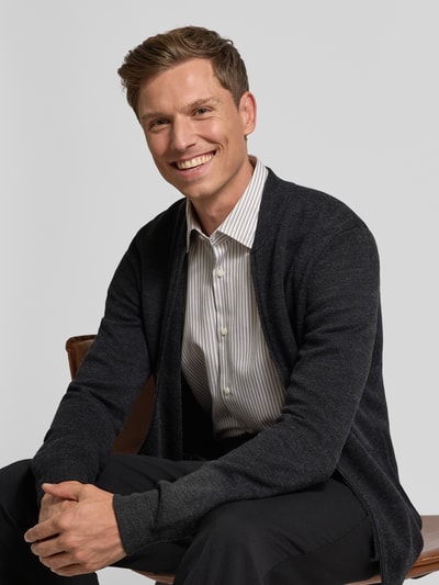 Christian Berg Men Slim Fit Strickjacke mit Stehkragen Anthrazit Melange 3