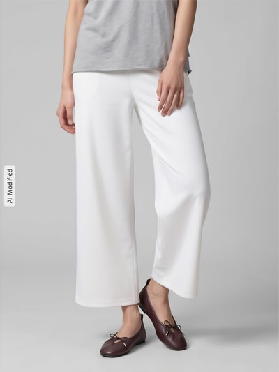Frauenmodel trägt Stoffhose mit Eingrifftaschen von ICHI, unifarbenes Design, lockere Passform, Nahaufnahme Oberkörper, KI-modifiziertes Bild.