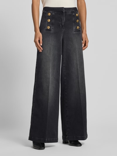 Kobieta nosi czarne jeansy Wide & Loose Fit Jeans aus Baumwoll-Mix Modell 'BRIDGET' od SEDUCTIVE, mieszanka modalu i bawełny, przód, damskie jeansy, Ganzkörperansicht von vorne, Damen Wide & Loose Fit Jeans von SEDUCTIVE.