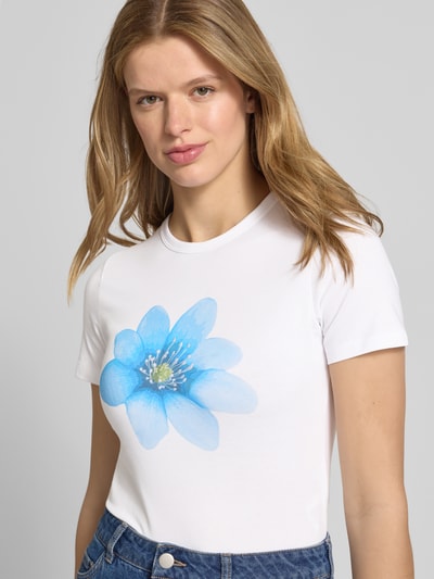 Frauenmodel trägt Damen T-Shirt mit blauem Motiv-Print Modell 'GIGI' von JJXX aus Baumwoll-Mix mit Stretch-Anteil, Nahaufnahme Oberkörper.