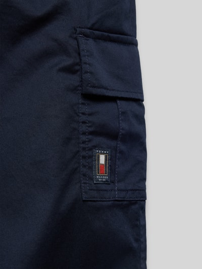 Tommy Hilfiger Teens Spodnie cargo o kroju regular fit z naszywką z logo Granatowy 2