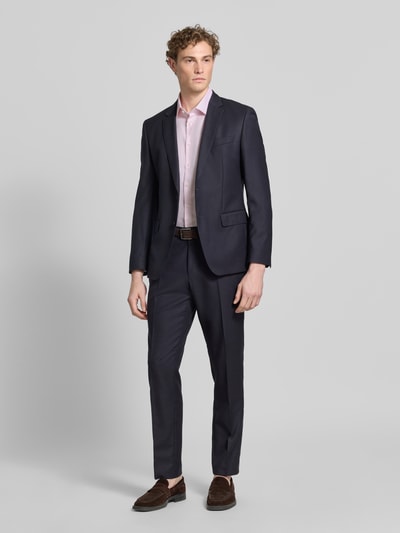 Männermodel trägt Regular Fit Business-Hemd mit Kentkragen von Christian Berg Men in Rosa, Reine Baumwolle, Ganzkörperansicht von vorne.