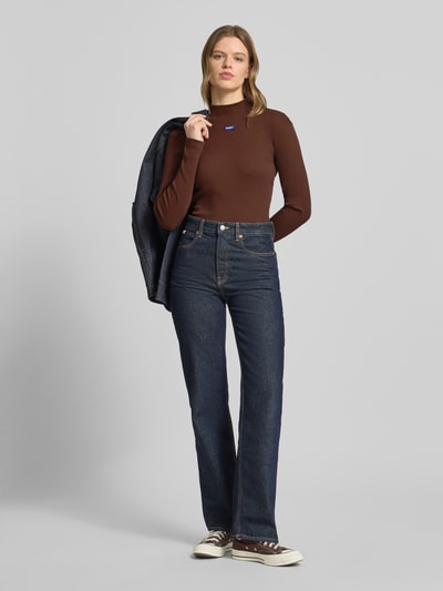 Frauenmodel trägt Slim Fit bluzka z długim rękawem z mieszanki bawełny, model 'EASY LONGSLEEVE_B' od Hugo Blue, efekt: jednolity kolor, naszywka z logo, wysokie zapięcie, prążkowane wykończenie, Ganzkörperansicht von vorne