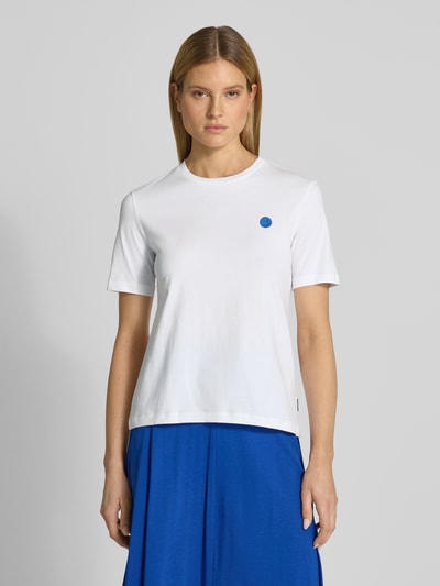 Vrouwenmodel draagt Regular Fit t-shirt uit puur katoen model 'LUALAA EMBRO' van Armedangels, look: effen, labelopschrift, ronde hals, korte mouw, fijnrib materiaalverwerking, Ganzkörperansicht von vorne.