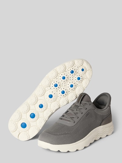 Produktfoto, Slip-on-Sneaker mit profilierter Sohle Modell 'SPHERICA' von Geox in Grau, abgerundete Spitze, Schlupfform, Absatzhöhe 5 cm, Schafthöhe 8 cm, Schaftweite 7 cm, strukturierte Mesh-Optik.