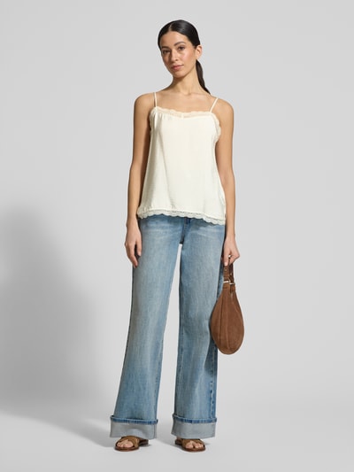 Frauenmodel trägt Trägertop aus Modal-Mix mit Spitzenbesatz von Jake*s Collection, Damen, Regular-Fit, Spaghettiträger, Rückenlänge 35 cm, Ganzkörperansicht von vorne.