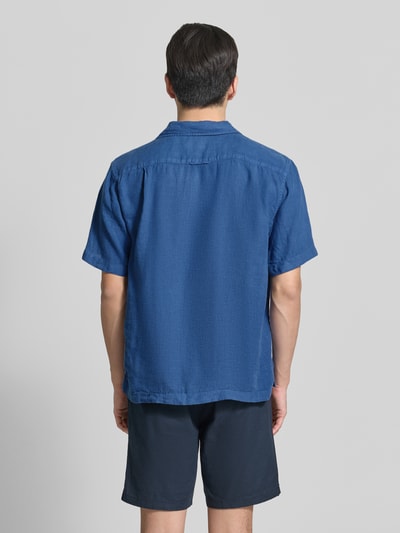 Mężczyzna model nosi Regular Fit Leinenhemd mit Brusttasche und Label-Stitching von Gant, czysty len, krój regular fit, kolor niebieski, z kieszenią na piersi i zdobieniem, długość pleców w rozmiarze M 69 cm, szerokość ramion w rozmiarze M 48 cm, długość rękawa w rozmiarze M 24 cm, tekstura lniana, widok całej sylwetki z tyłu.