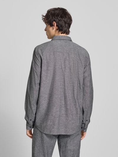 Männermodel trägt szarą koszulę casualową Regular Fit Freizeithemd mit Kentkragen Modell 'ABAN' von Blend, listwa guzikowa, długość tyłu w rozmiarze M: 80 cm, szerokość ramion w rozmiarze M: 42 cm, długość rękawów w rozmiarze M: 67 cm, tkanina o gładkiej fakturze, Ganzkörperansicht Rückansicht.