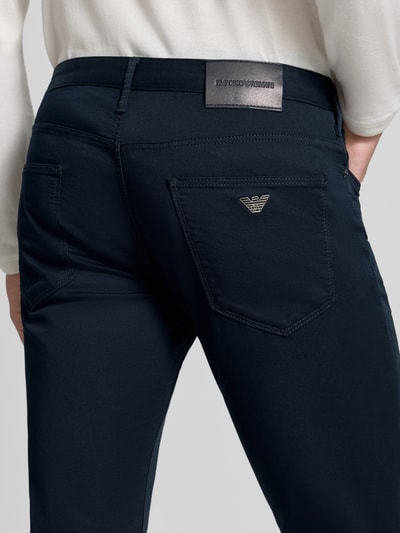 Männermodel trägt Slim Fit Jeans aus Baumwoll-Mix im 5-Pocket-Design von Emporio Armani, dunkelblau, Detailaufnahme Rückansicht.