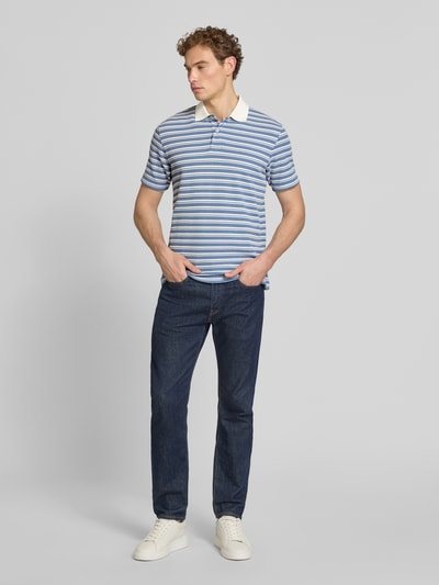 Männermodel trägt Regular Fit Poloshirt aus Baumwoll-Mix Modell 'BLAZE' von SELECTED HOMME, Optik: Unifarben, Ganzkörperansicht von vorne.
