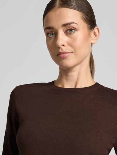 Frauenmodel trägt Regular Fit Pullover aus Viskose-Mix von s.Oliver RED LABEL in Dunkelbraun mit feiner Struktur, Nahaufnahme Oberkörper.