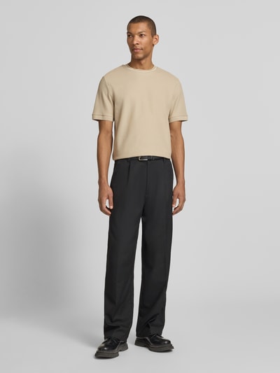 Männermodel trägt Regular Fit T-Shirt aus reiner Baumwolle Modell 'C-TAUT-40' von BOSS, beige, unifarben, Rundhals, Ganzkörperansicht von vorne.