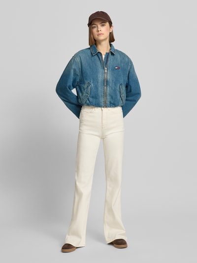 Frauenmodel trägt Regular Fit Jeansjacke aus reiner Baumwolle von Tommy Jeans, Optik: Unifarben, Denim, Ganzkörperansicht von vorne.