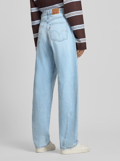 Vrouwenmodel draagt Loose FitJeans met 5-Pocket-Design van Levi's®, lichtblauw, pure katoen, los vallend, detailopname achterkant.