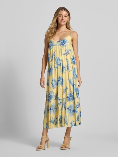 Frauenmodel trägt Midikleid mit Spaghettiträgern Modell 'Felicia' von GUIDO MARIA KRETSCHMER WOMAN aus Chiffon, gerader Schnitt, gelb mit blauen Blumen, Plisseefalten, Perlen, V-Ausschnitt, Ganzkörperansicht von vorne.