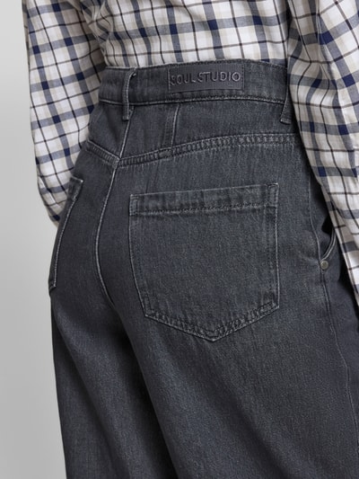 Frauenmodel trägt Jeans mit französischen Eingrifftaschen von Smith and Soul, Reine Baumwolle, Lockerer-Schnitt, Gesäßtaschen, Knopf-Reißverschluss, Nahaufnahme Rückansicht.