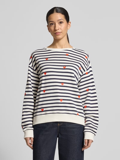 Frauenmodel trägt Sweatshirt im Allover-Look von Smith and Soul mit Streifen und roten Herzmotiven, Relaxed Fit, Nahaufnahme Oberkörper.
