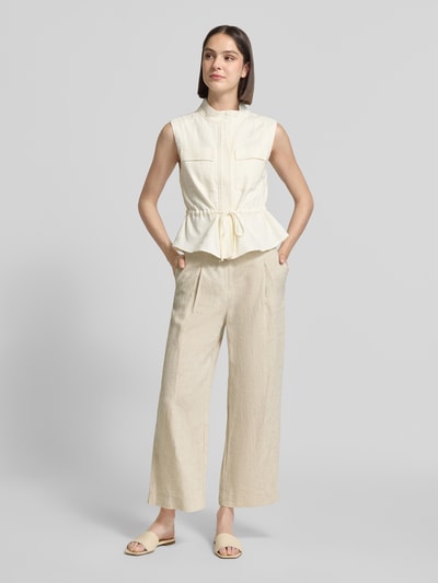 Frauenmodel trägt Leinenhose mit Bindegürtel von Christian Berg Woman in Beige, Wide-Leg-Pants, Reine Leinen, Knopfverschluss, Ganzkörperansicht von vorne.