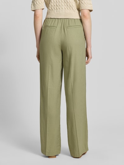 Frauenmodel trägt Relaxed Fit Weite Hose aus Leinen-Viskose-Mix von s.Oliver RED LABEL in Hellgrün, unifarben, Ganzkörperansicht Rückansicht.