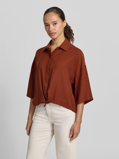 Vrouwenmodel draagt dames blouse met modalmix, loose fit, overhemdkraag, tunnelkoordzoom, model 'LAINAY' van Drykorn, Ganzkörperansicht van voren.