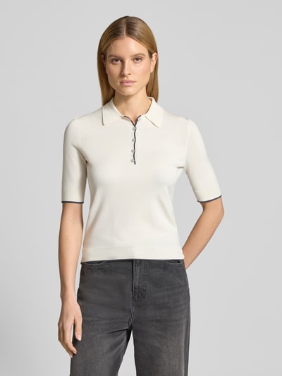Frauenmodel trägt Strickshirt aus Viskose-Mix von Christian Berg Woman, eng anliegende Passform, Polokragen, 1/2-Arm, Knopfleiste, Ganzkörperansicht von vorne.