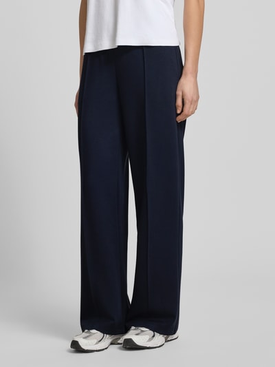 Frauenmodel trägt Regular Fit Pyjama-Hose mit Modal-Anteil von Marc O'Polo, Optik: Unifarben, Sweat, seitliche Eingrifftaschen, Ganzkörperansicht von vorne.