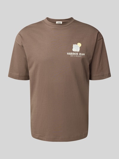 Produktfoto, T-Shirt mit Motiv-Print und Rundhalsausschnitt von Drykorn in Braun, Regular-Fit, Reine Baumwolle, Rückenlänge 70 cm, Herren