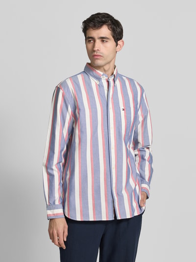 Männermodel draagt Relaxed Fit Vrijetijdsoverhemd uit puur katoen Model 'HERITAGE' van Tommy Hilfiger, meerkleurig all-over motief, button-downkraag, gestikt logo, doorlopende knoopsluiting, lange mouw met manchet, licht afgeronde rompzoom, puur katoen, Ganzkörperansicht van voren.