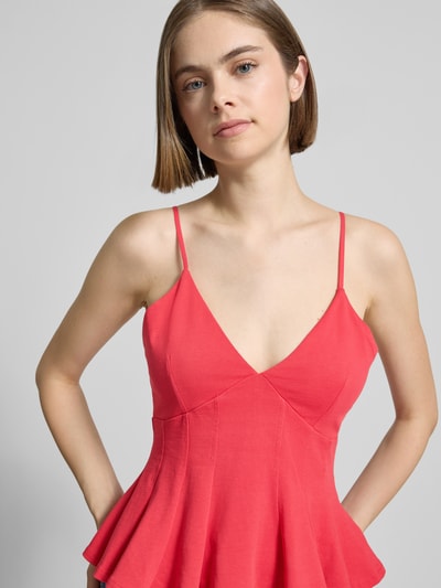 Frauenmodel trägt Trägertop mit V-Ausschnitt Modell 'Peplum' von Gina Tricot aus Reine Baumwolle, Taillierter Schnitt, Nahaufnahme Oberkörper.