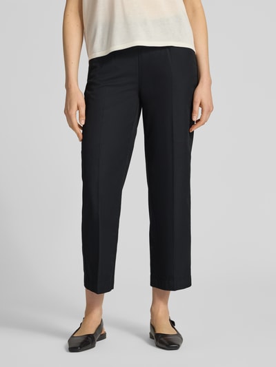 Vrouwenmodel draagt Regular Fit Hose mit Tunnelzug Modell 'Sue' van TONI in zwart, katoenmix met stretch, cropped pijp, voorkant volledig lichaam