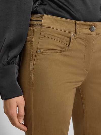 Frauenmodel trägt Hose mit Eingrifftaschen von LUISA CERANO aus Baumwoll-Elasthan-Mix, Regular-Fit, elastischer Bund, Nahaufnahme Oberkörper.
