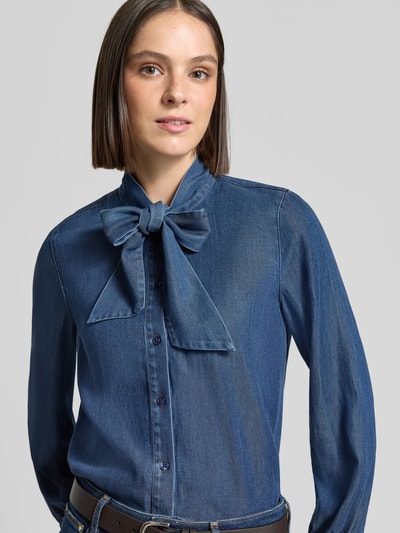 Kobieta nosi bluzkę koszulową z mieszanki lyocellu z dodatkiem wiskozy, krój relaxed fit, model 'Paloma' od MOS MOSH, tkanina stylizowana na denim, z długim rękawem, stójka, kolor niebieski, faktura gładka, przód i górna część ciała, Nahaufnahme Oberkörper.