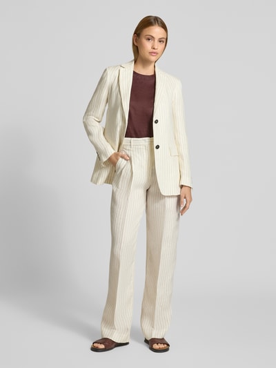 Vrouwenmodel draagt Regular Fit Longblazer uit puur linnen model 'ELOGIO' van Max Mara met all-over krijtstreepmotief, rugsplit, reverskraag, 2-knoopsluiting, lange mouw, klepzakken, materiaal: linnen, voorkant volledig, Ganzkörperansicht von vorne.