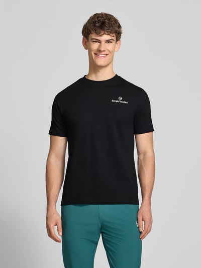 Męskimodel nosi Regular Fit T-Shirt mit Logo-Print od SERGIO TACCHINI z bawełny, okrągły dekolt, długość tyłu w rozmiarze M: 69 cm, Ganzkörperansicht von vorne