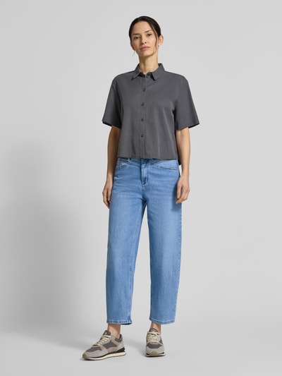 Modelka nosi Barrel Fit Jeans mit Eingrifftaschen von Christian Berg Woman, jasnoniebieski denim, bawełna z domieszką wiskozy, szerokość w rozmiarze 36: 37 cm, długość nogawki wewnętrznej w rozmiarze 36: 66 cm, pełny widok z przodu