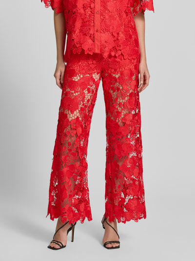 Kobiece modelka nosi Hose aus Spitze Modell 'GALA' od YAS w kolorze czerwonym, koronka, krój regular fit, elastyczny pas, szerokość w rozmiarze 36: 38 cm, długość nogawki wewnętrznej w rozmiarze 36: 82 cm, zdjęcie: cała sylwetka z przodu.