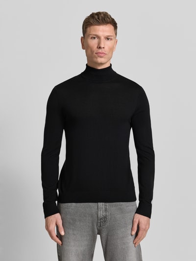 Mężczyznamodel nosi czarny sweter z golfem z wełny merino Model 'TRAY' od SELECTED HOMME, dopasowany krój, prążkowane wykończenia, widok z przodu. Długość tyłu 71 cm, długość rękawów 71 cm, rozmiar M.