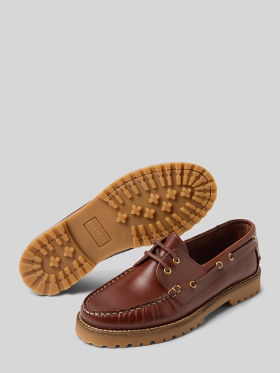 Produktfoto, Slipper aus echtem Leder mit profilierter Sohle von BIANCO in Braun mit Zierbesatz, abgerundeter Passform, Absatzhöhe 3 cm, Schafthöhe 6 cm, Schaftweite 12 cm.