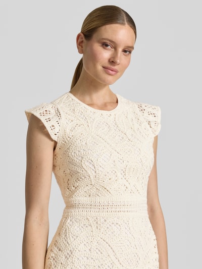Frauenmodel trägt Minikleid aus Häkelspitze mit Rundhalsausschnitt von Emporio Armani, cremefarben, taillierter Schnitt, Nahaufnahme Oberkörper.