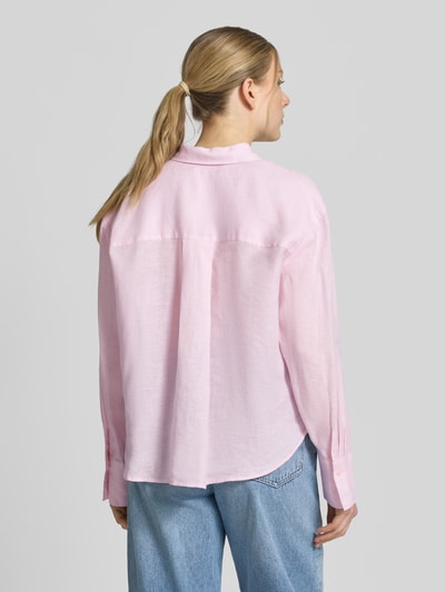 Frauenmodel trägt Regular Fit Hemdbluse aus reinen Leinen von Christian Berg Woman Selection in zartem Rosa, strukturierte Oberfläche, lockerer Schnitt, helle Knöpfe, kombiniert mit blauer Jeans, Ganzkörperansicht Rückansicht, langärmeliges Design, Hemdblusenkragen, Rückenlänge 64 cm bei Größe 36.