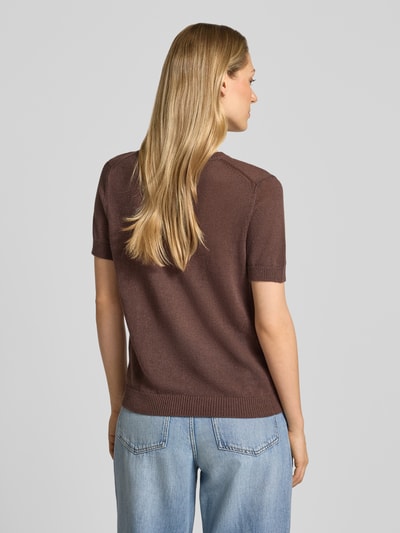 Frauenmodel trägt Strickshirt aus Leinen-Mix mit Rundhalsausschnitt von Jake*s Collection, braun, Gerader-Schnitt, 1/2-Arm, Rückenlänge 54 cm, Viskose-Anteil, Ganzkörperansicht Rückansicht.