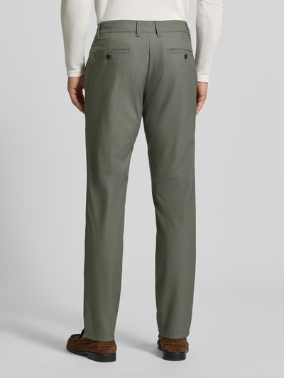 Męskimodel nosi Straight Fit Hose aus Baumwoll-Mix von Christian Berg Men, zielone spodnie z fakturowanym wzorem, wpuszczane kieszenie, kieszenie z tyłu, zapięcie na guzik i zamek błyskawiczny, mieszanka bawełny, Ganzkörperansicht Rückansicht.