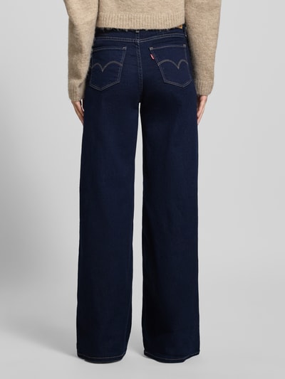 Modelka nosi Jeans mit 5-Pocket-Design von Levi's®, ciemnoniebieski, luźny krój, bawełniany stretch, widok całej sylwetki z tyłu, szerokie nogawki, szerokość w rozmiarze 27/32: 37 cm, długość wewnętrzna nogawki: 81 cm