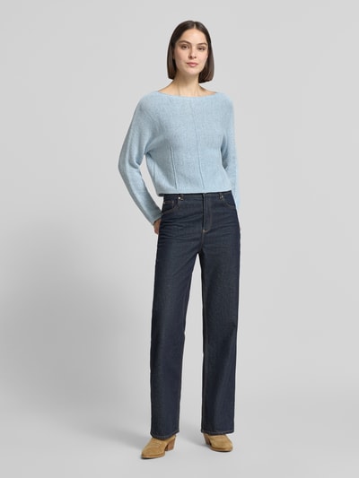 Frauenmodel trägt Strickpullover mit U-Boot-Ausschnitt von Oui in Hellblau, Baumwoll-Mix, Regular Fit, Ganzkörperansicht von vorne.