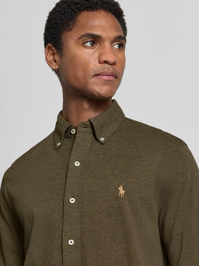 Männermodel trägt Regular Fit Freizeithemd aus reiner Baumwolle von Polo Ralph Lauren, olivgrün, glatte Textur, Nahaufnahme Oberkörper
