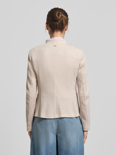 Frauenmodel trägt Slim Fit Blazer mit Stehkragen und aufgesetzten Taschen von WHITE LABEL, beigefarbener Material-Mix, Rückenansicht, Ganzkörperansicht Rückansicht. Rückenlänge 70 cm, Brustweite 42 cm, Ärmellänge 64 cm.