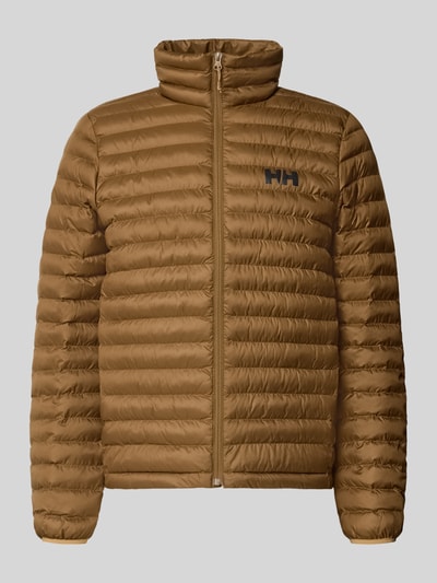 Produktfoto, Steppjacke mit Label-Print von Helly Hansen in Braun, strukturierte Oberfläche, Stehkragen, gerader Schnitt, Reißverschluss