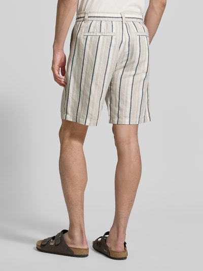 Männermodel trägt Straight Leg Chinoshorts Leinen-Baumwoll-Mix Modell 'CHINO_ST_SHORTS_2' von BOSS Orange, Optik:Allover-Muster, gestreift, Ganzkörperansicht Rückansicht.