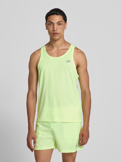 Männermodel trägt Tanktop mit Logo und Rundhalsausschnitt von New Balance, Regular-Fit, Rückenlänge bei Größe M: 66 cm, Ganzkörperansicht von vorne